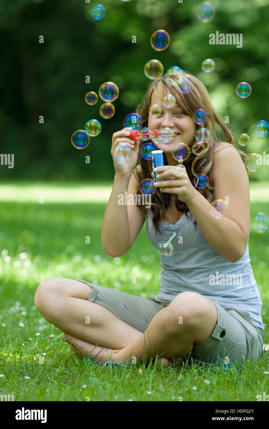 Eine Frau mit Seifenblasen Stockfoto