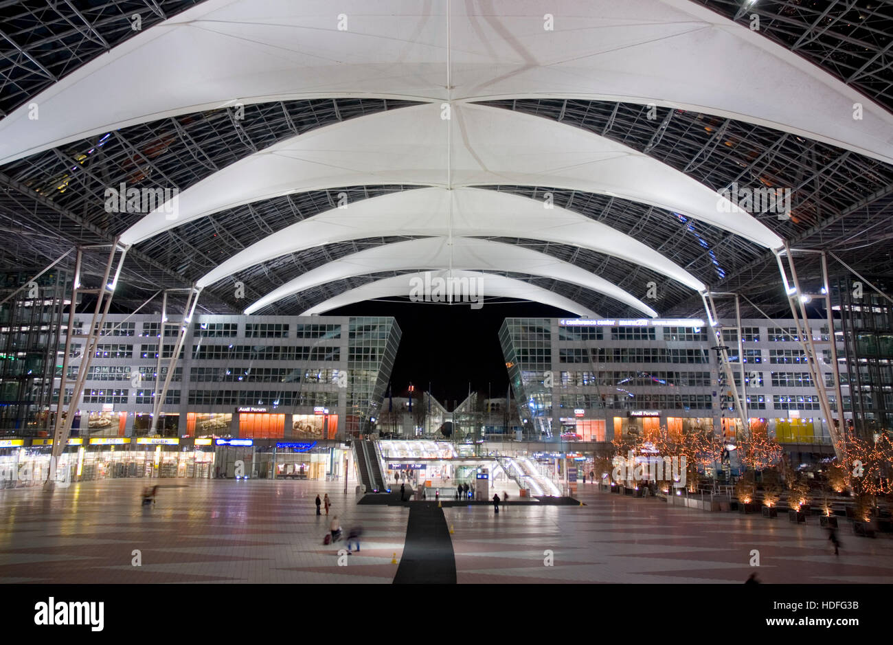 Dachkonstruktion bei Franz-Josef-Strauß-Flughafen zwischen Terminal 1 und 2, Freising, München, Bavaia Stockfoto