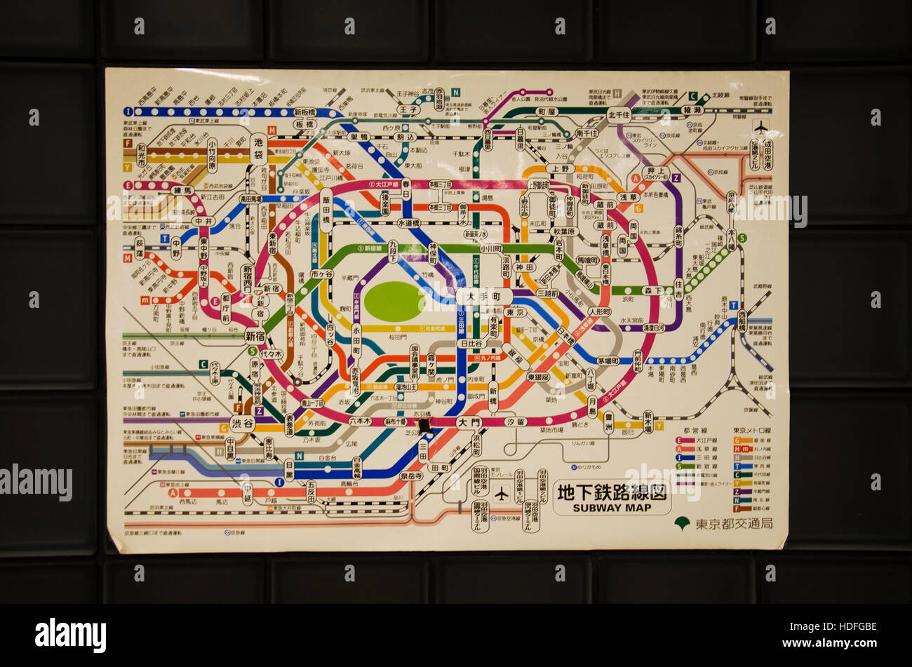 Informationen Route Karte Pol der u-Bahn und der Bahnhof von Tokyo Metro am Bahnhof Shinjuku City am 21. Oktober 2016 in Tokio, Japan Stockfoto