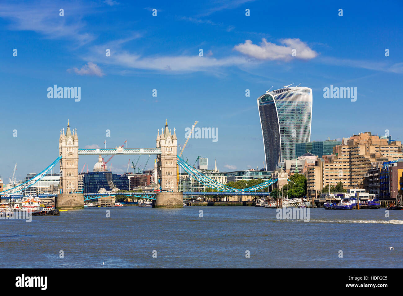 Financial District of London und die Tower Bridge Stockfoto