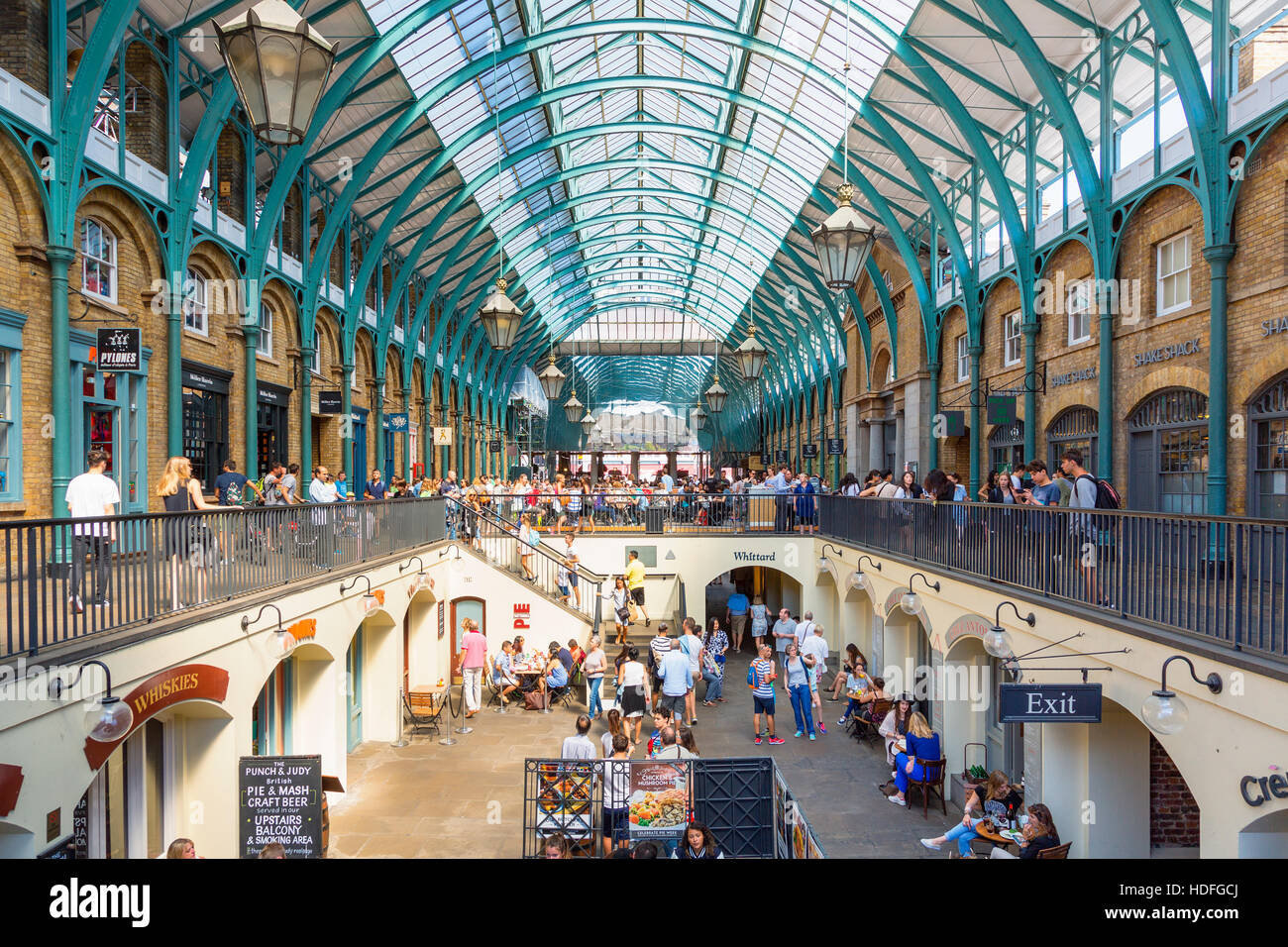 LONDON - Touristen besuchen den Covent Garden Market 13. August 2016 in London. Eines der wichtigsten Attraktionen Londons, Stockfoto