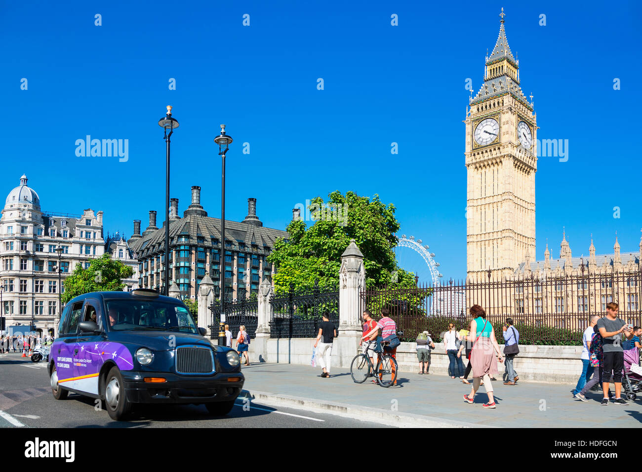 LONDON, Vereinigtes Königreich - Verkehr um die Häuser des Parlaments Stockfoto