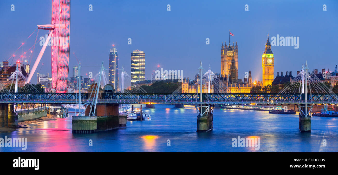 London in der Dämmerung. London Eye, Houses of Parliament, Big Ben, County Hall und Westminster Bridge. Stockfoto