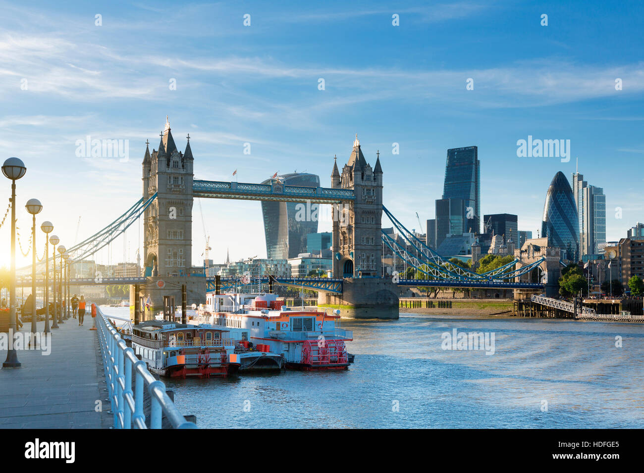 Financial District of London und die Tower Bridge Stockfoto