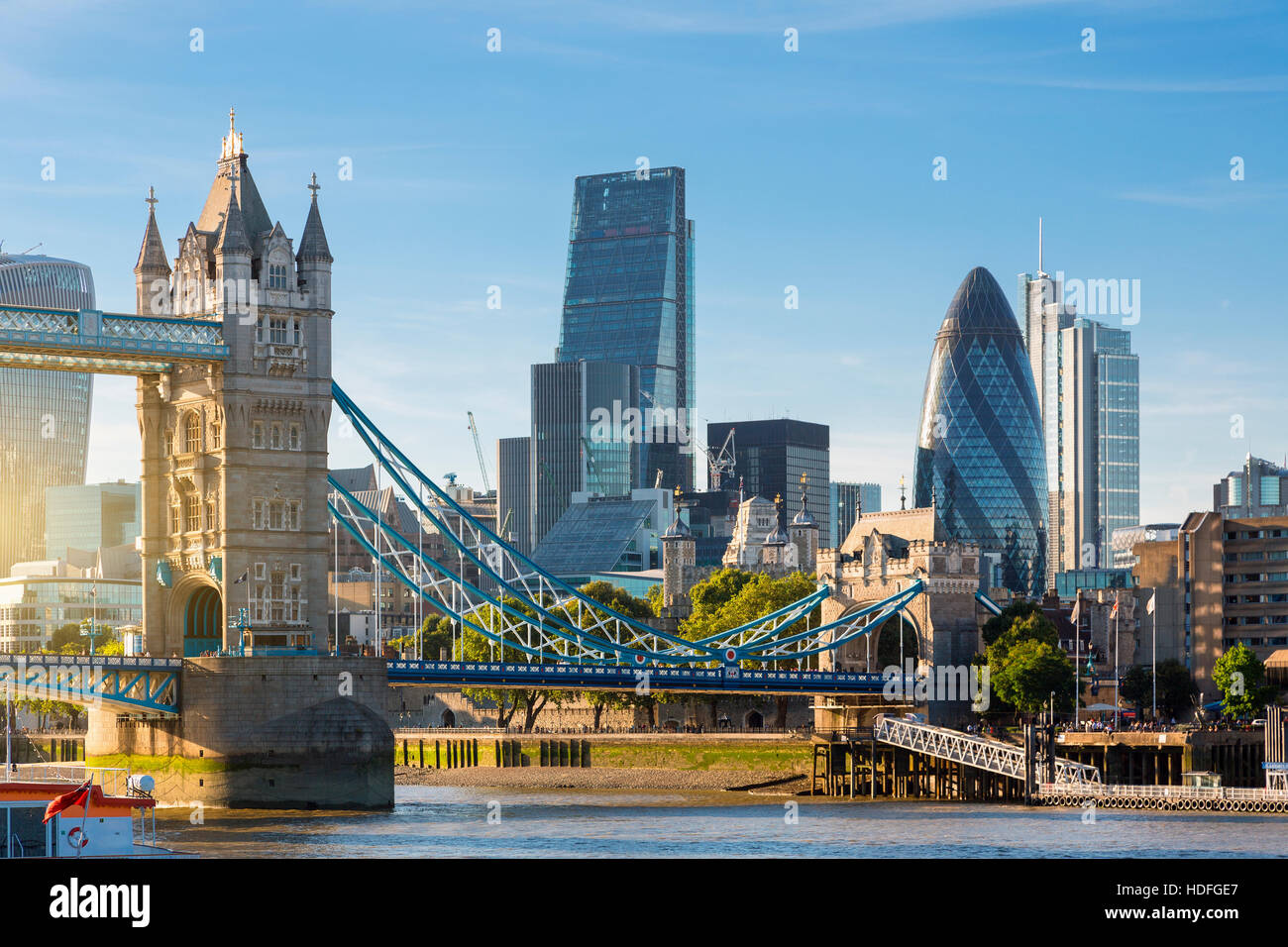 Financial District of London und die Tower Bridge Stockfoto