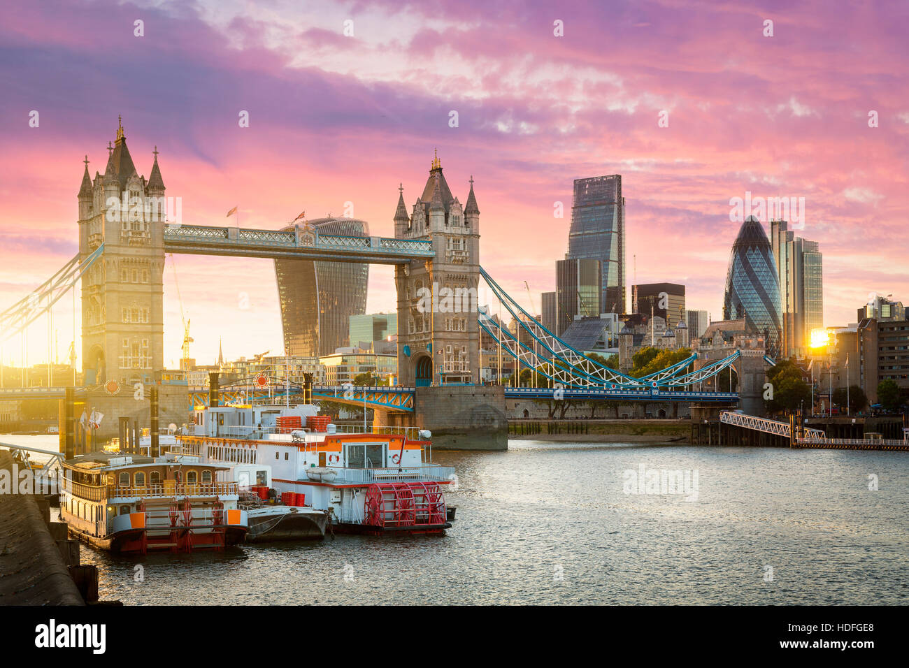 Financial District of London und die Tower Bridge bei Sonnenuntergang Stockfoto