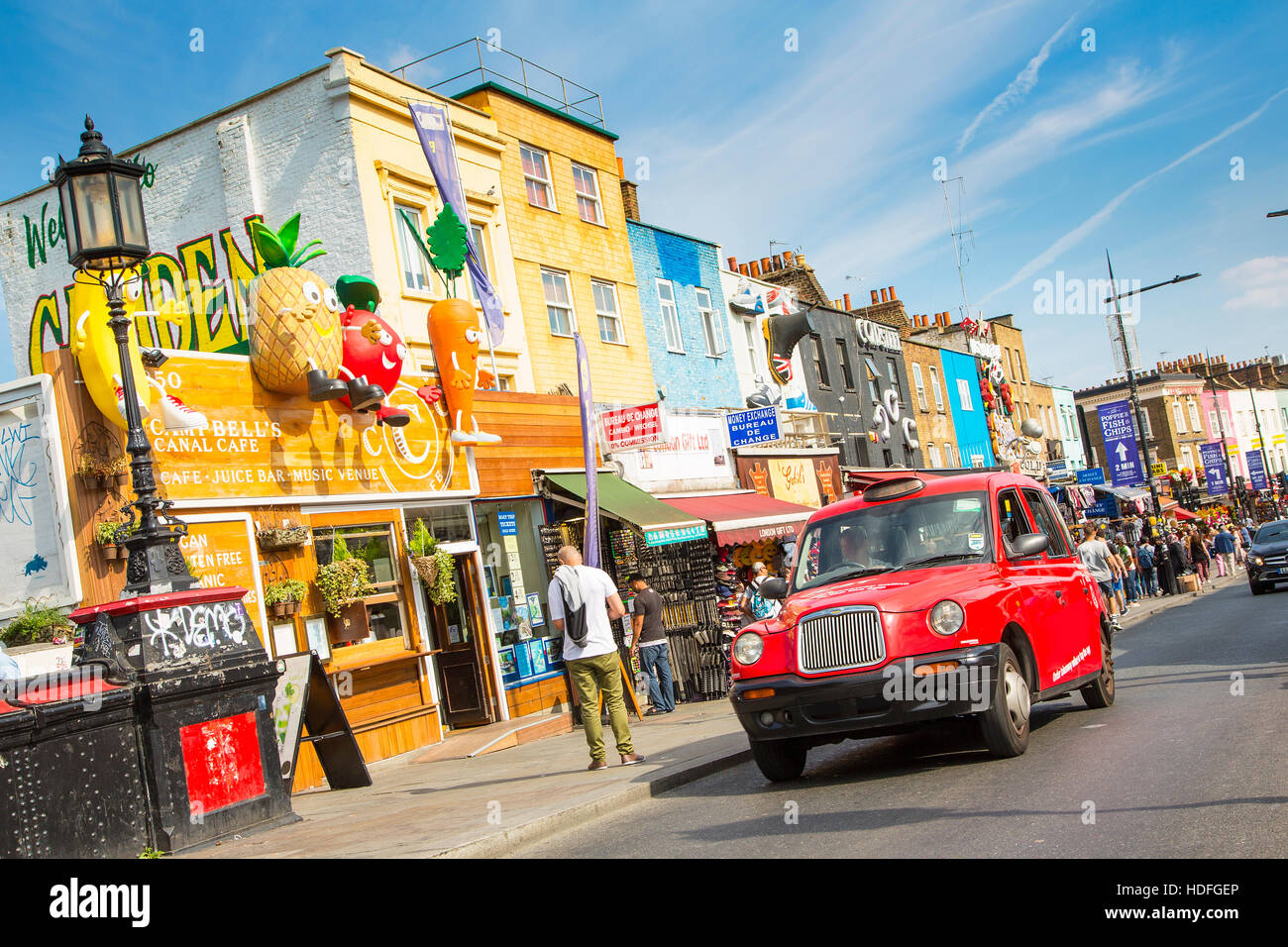 LONDON, Vereinigtes Königreich Camden Lock Brücke, berühmte Alternativkultur Geschäfte in Camden Town, London. Camden Town-Märkte Stockfoto