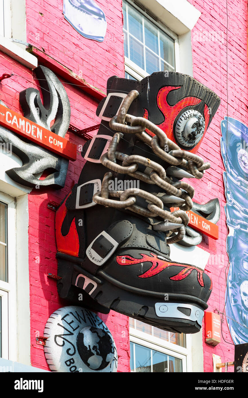 LONDON, Vereinigtes Königreich Camden Lock Brücke, berühmte Alternativkultur Geschäfte in Camden Town, London. Camden Town-Märkte Stockfoto