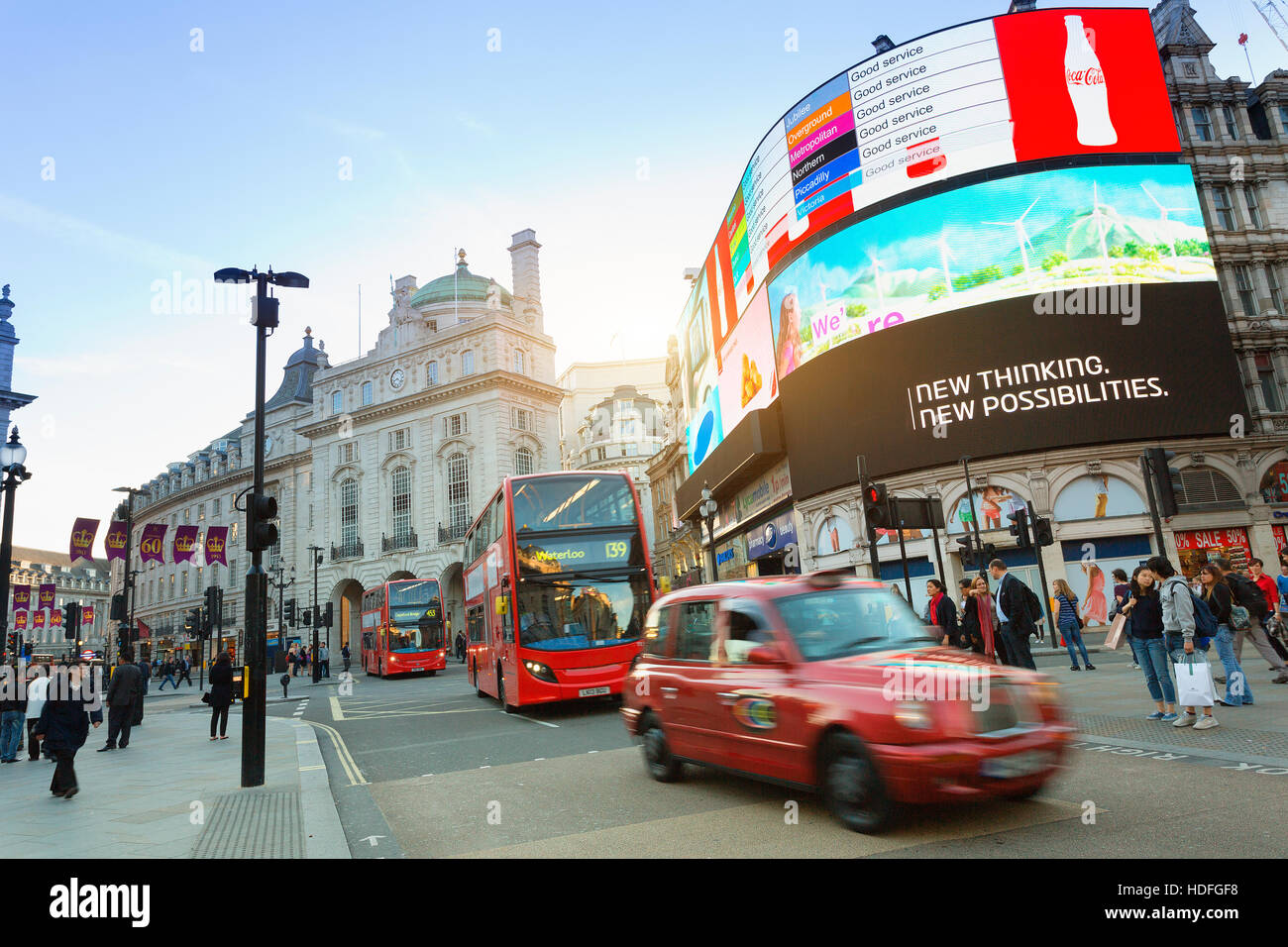 LONDON - Piccadilly Circus Kreuzung überfüllt von Menschen in London, UK. Es ist ein Verkehrsknotenpunkt und öffentlichen Raum London Stockfoto