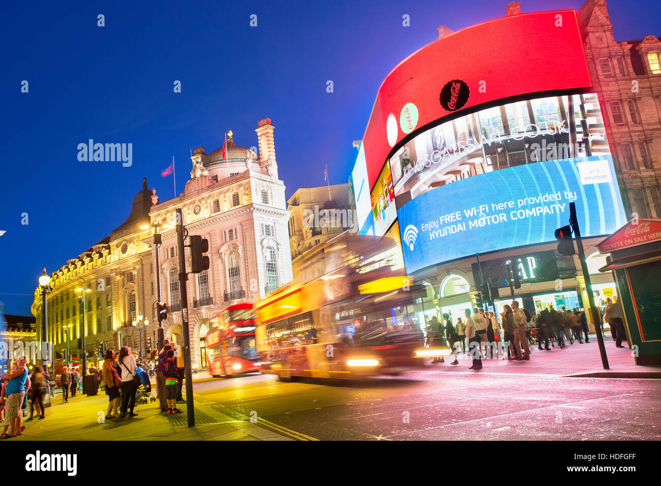 LONDON - Piccadilly Circus Kreuzung überfüllt von Menschen in London, UK. Es ist ein Verkehrsknotenpunkt und öffentlichen Raum London Stockfoto