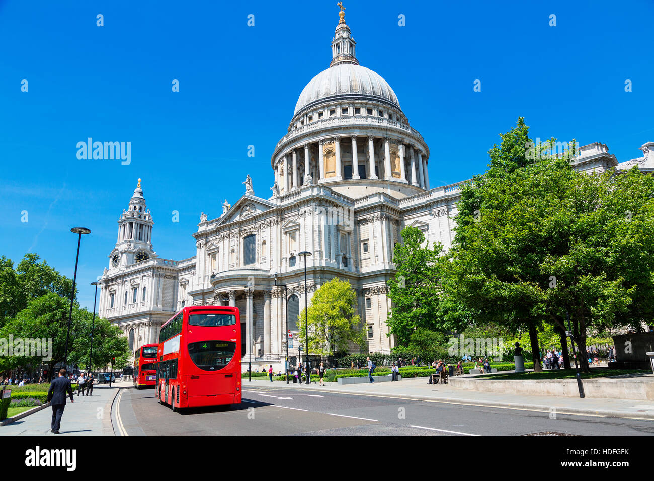 LONDON, ENGLAND-St. Paul-Kathedrale und roten Busse in London, Großbritannien Stockfoto