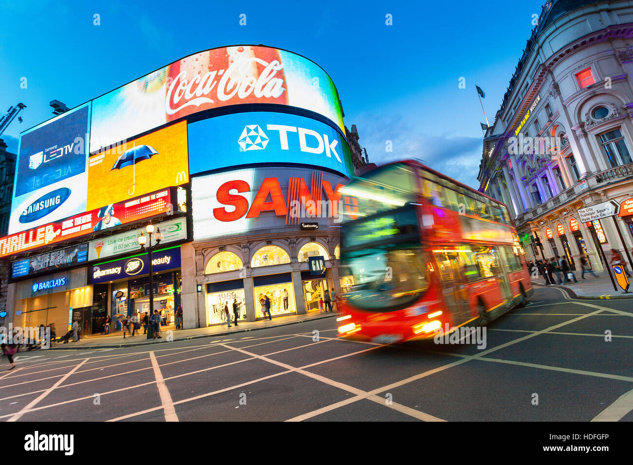 LONDON - Piccadilly Circus Kreuzung überfüllt von Menschen in London, UK. Es ist ein Verkehrsknotenpunkt und öffentlichen Raum London Stockfoto