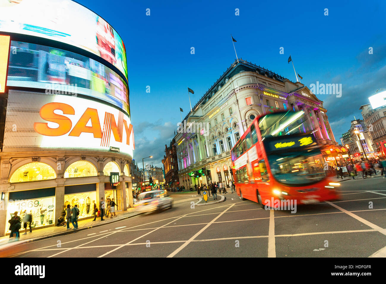 LONDON - Piccadilly Circus Kreuzung überfüllt von Menschen in London, UK. Es ist ein Verkehrsknotenpunkt und öffentlichen Raum London Stockfoto