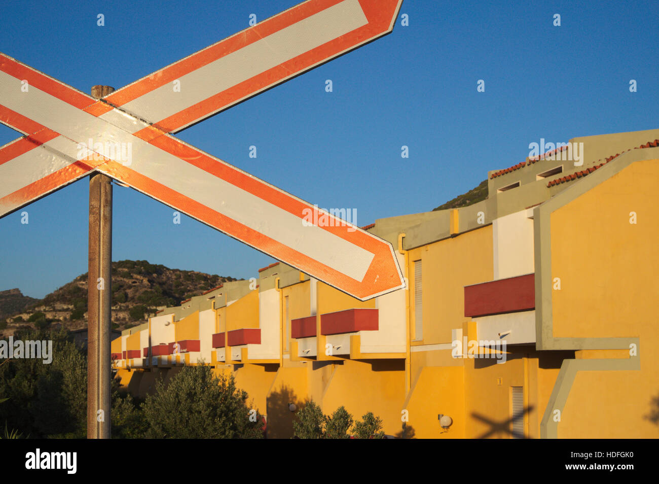 Railroad Crossing Schild nahe Wohngebäude in Italien Stockfoto