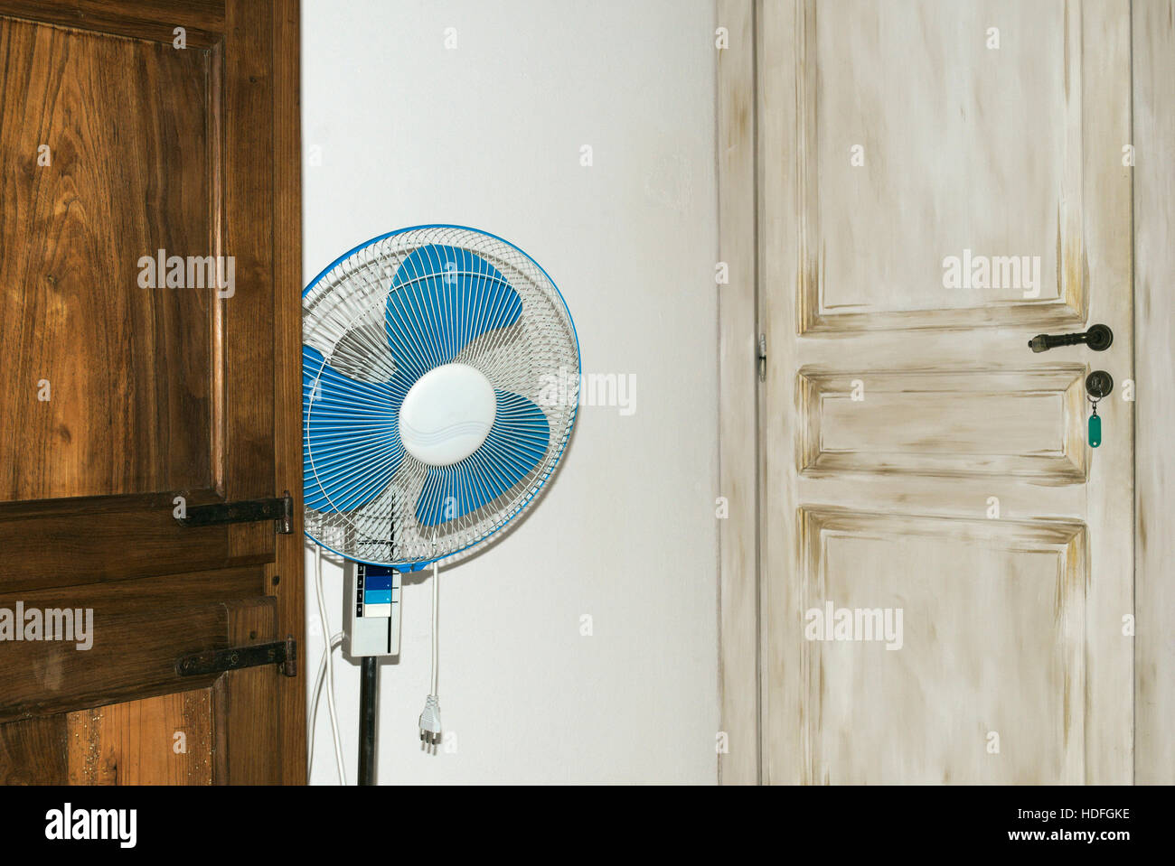 Elektro-Stand-Ventilator im Zimmer Stockfoto