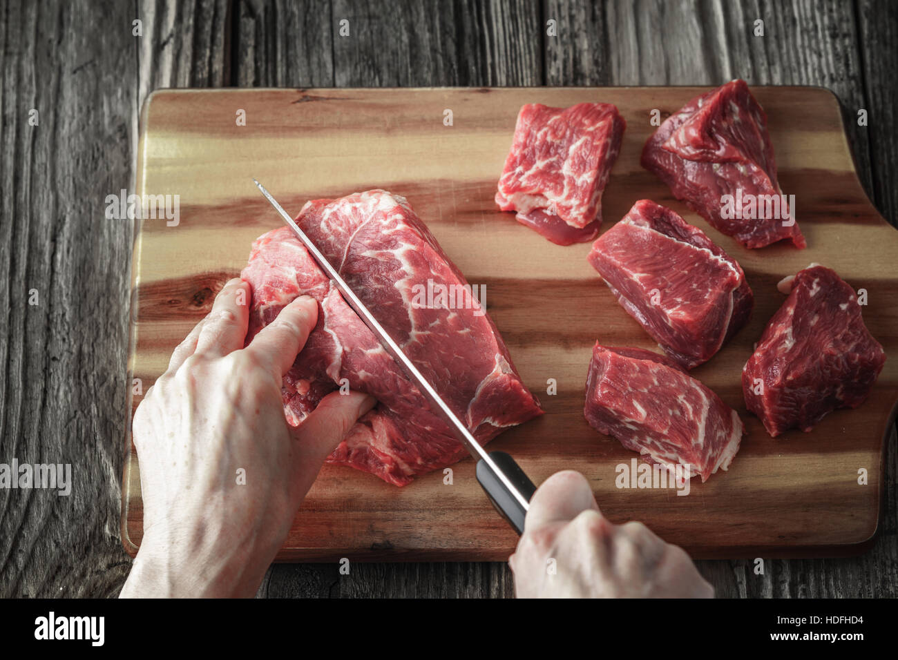 Schneiden von Angus Rindfleisch auf dem Holztisch horizontale Stockfoto