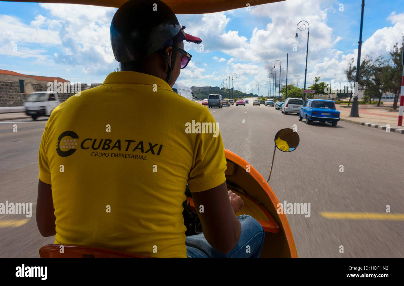 Im Inneren ein Cocotaxi vom Beifahrersitz aus gesehen.  Entlang des Malecon, Havanna, Kuba. Stockfoto