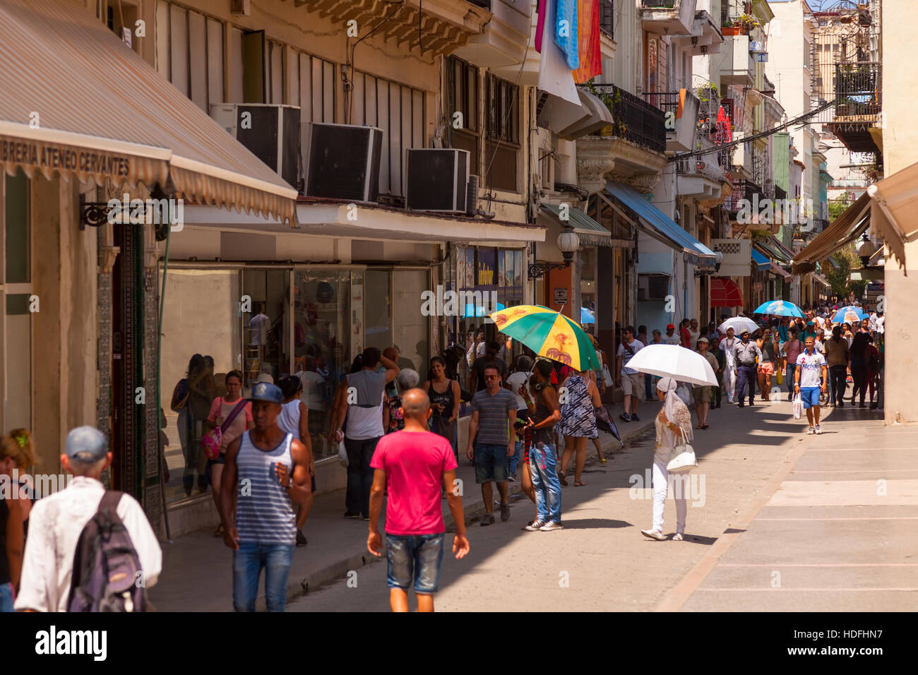 Eine belebte Straße voller Kubaner (Einheimischen) in Zentral-Havanna, Kuba. Stockfoto