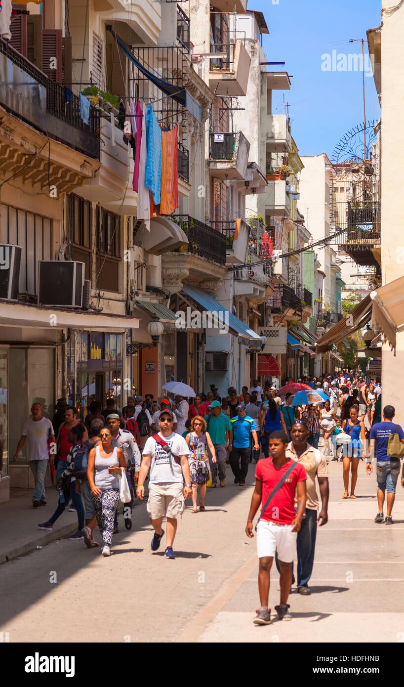 Eine belebte Straße voller Kubaner (Einheimischen) in Zentral-Havanna, Kuba. Stockfoto