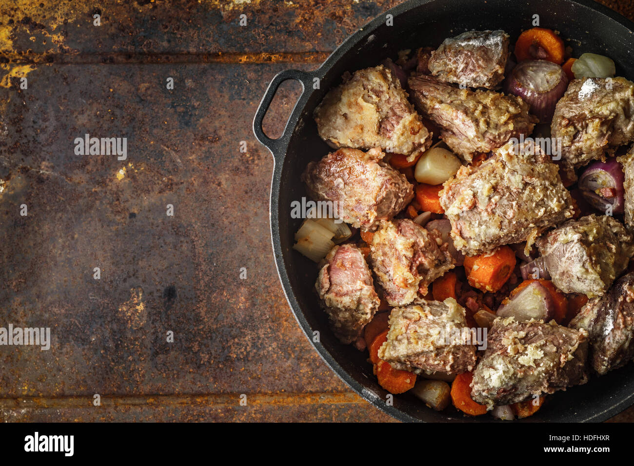 Fleisch mit Gemüse in der Pfanne auf dem Metall Hintergrund ...