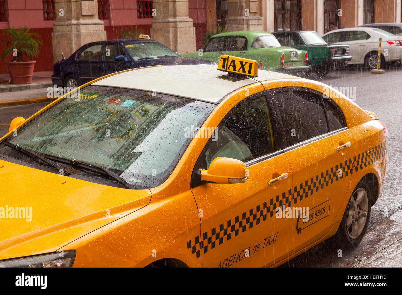 Ein (Agencia de Taxi) registriert Taxi Cab im strömenden Regen in Alt-Havanna, Kuba. Stockfoto