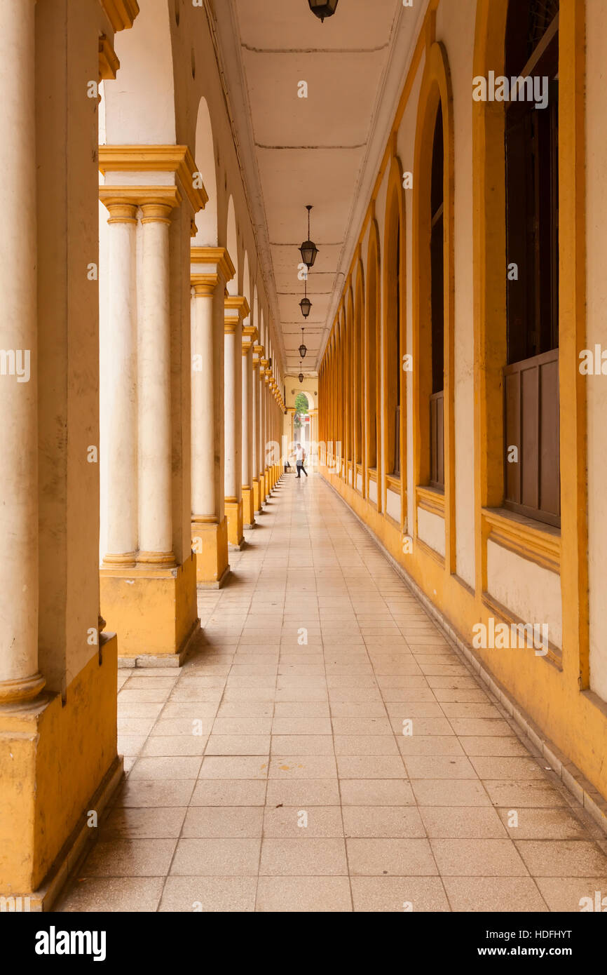Ein überdachter Weg Teil der Escuela Nacional Cubana de Ballet (Cuban National Ballet School) Gebäude in Alt-Havanna, Kuba. Stockfoto