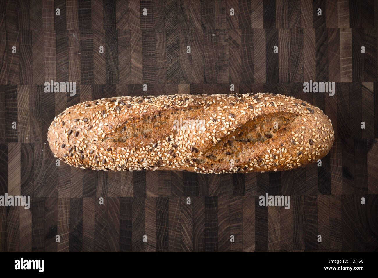 Brot mit Körnern und Samen auf dem Holzbrett-Draufsicht Stockfoto