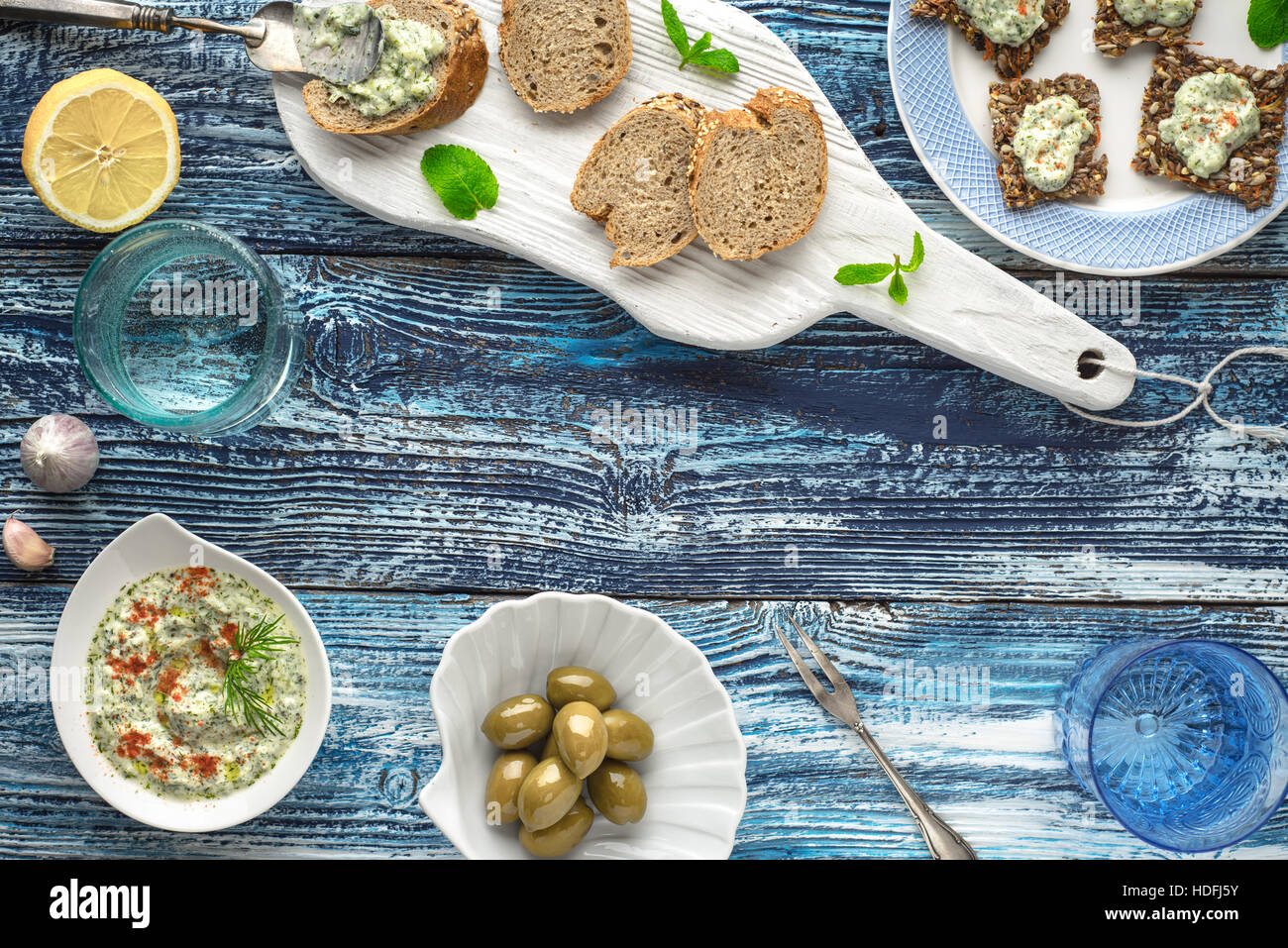 Brot mit Tzatziki auf dem blauen Holztisch mit accessorize Stockfoto