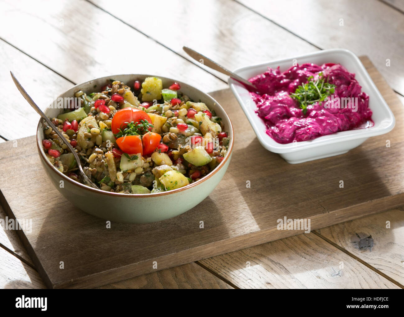 Ayurvedischen Speisen, Salat und rote Beete-dip Stockfoto