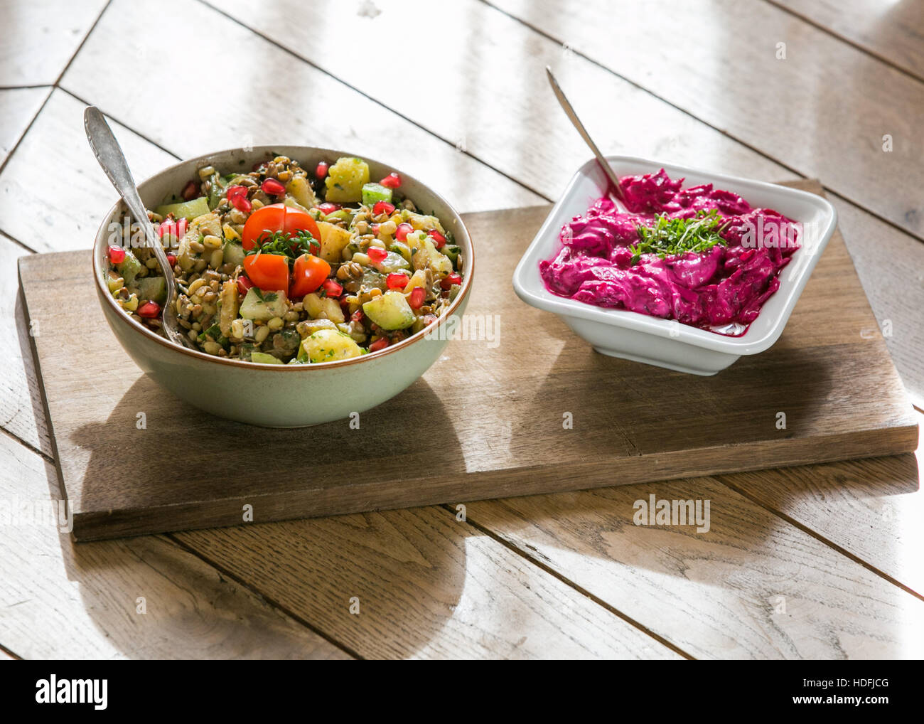 Ayurvedischen Speisen, Salat und rote Beete-dip Stockfoto