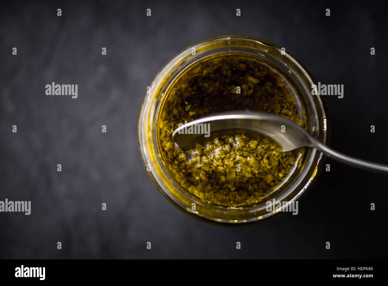 Pesto-Soße in das Glasgefäß mit Löffel horizontale Stockfoto