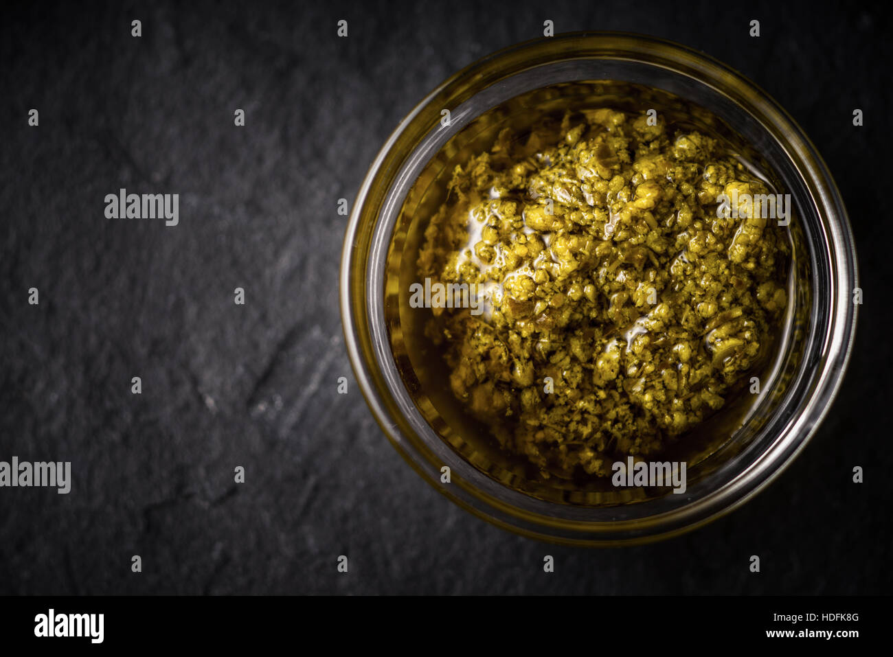 Pesto-Soße in der Glas-Glas-Draufsicht Stockfoto