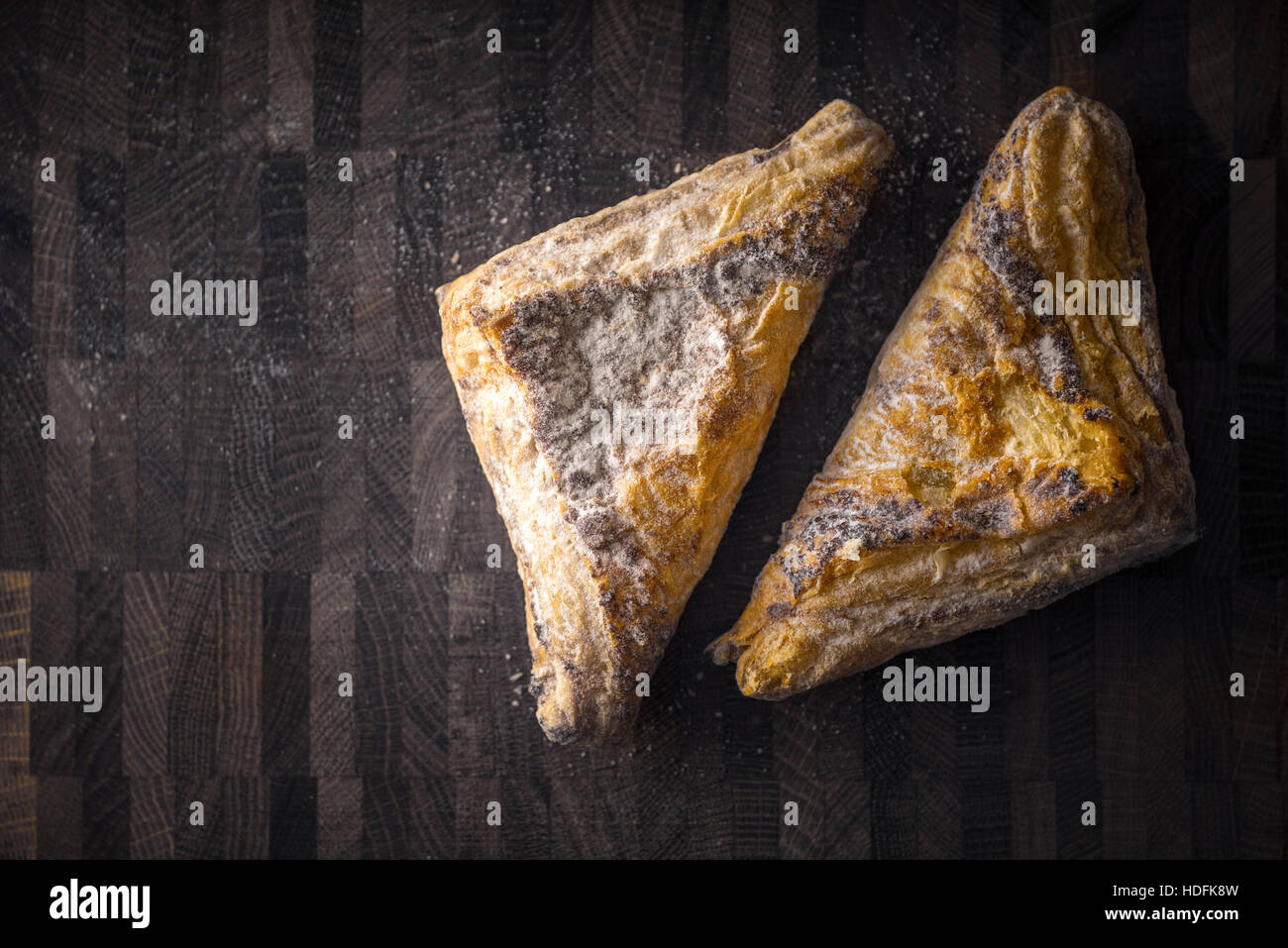 Blätterteig-Brötchen auf das Holzbrett-Draufsicht Stockfoto