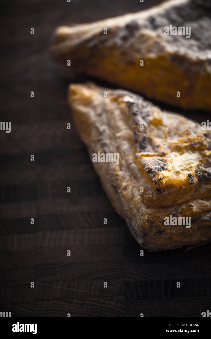 Blätterteig-Brötchen auf dem Holzbrett vertikale Stockfoto