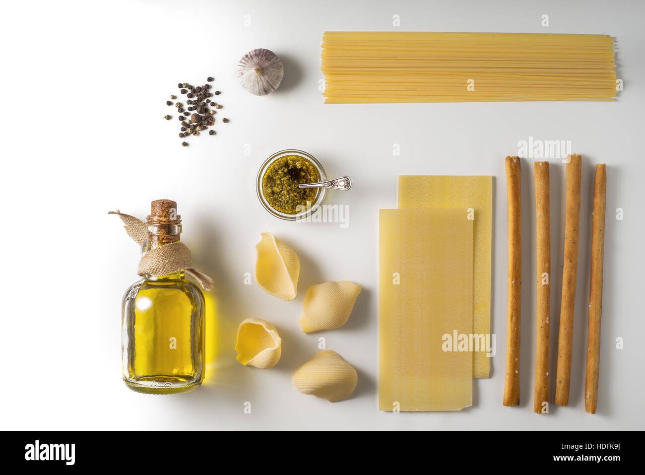 Italienische Küche-Mischung auf dem weißen Hintergrund Stockfoto
