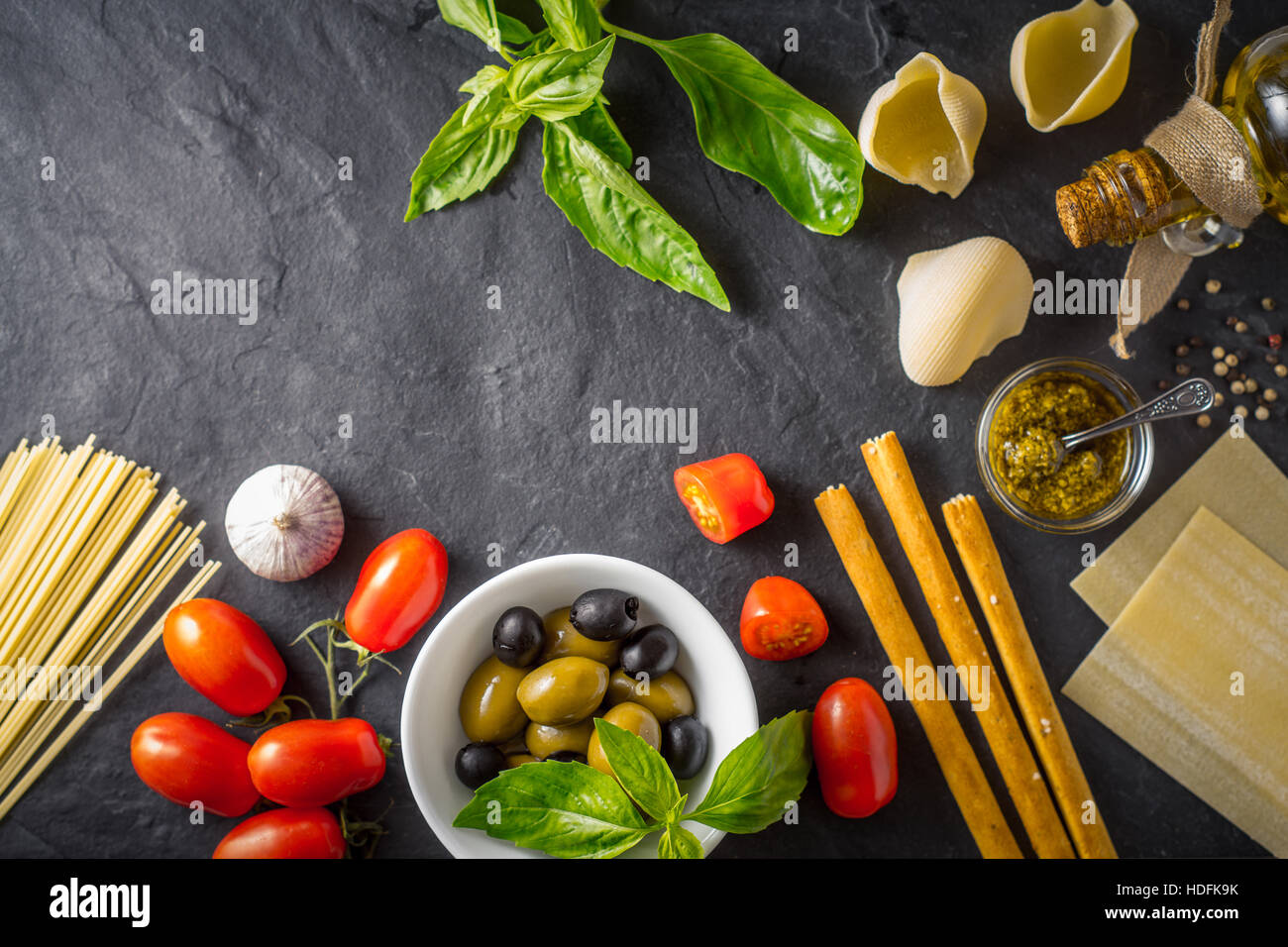 Italienisches Essen-Still-Leben auf der dunklen Tischplatte-Ansicht Stockfoto