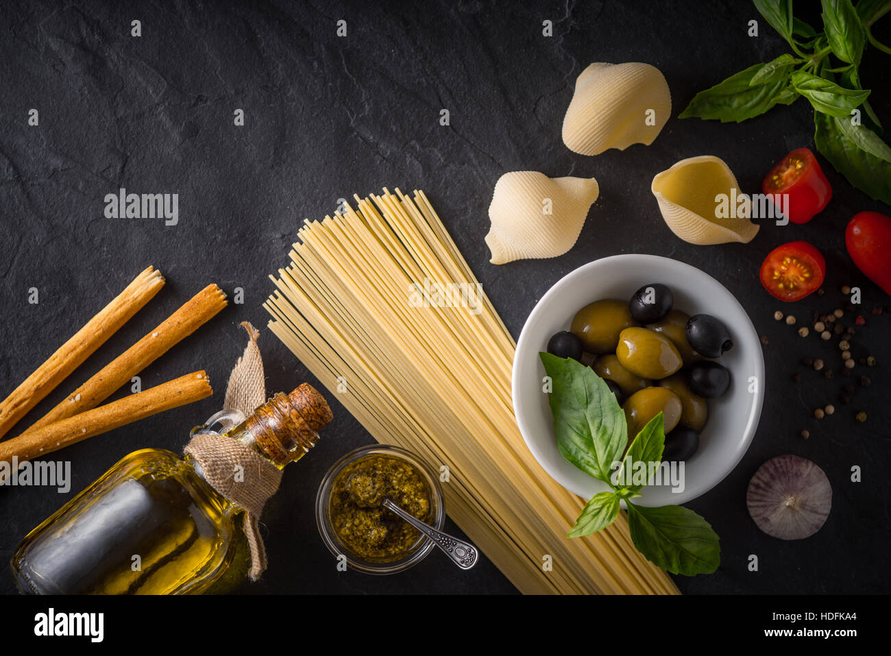 Satz der italienischen Küche auf der schwarze Stein Tischplatte-Ansicht Stockfoto