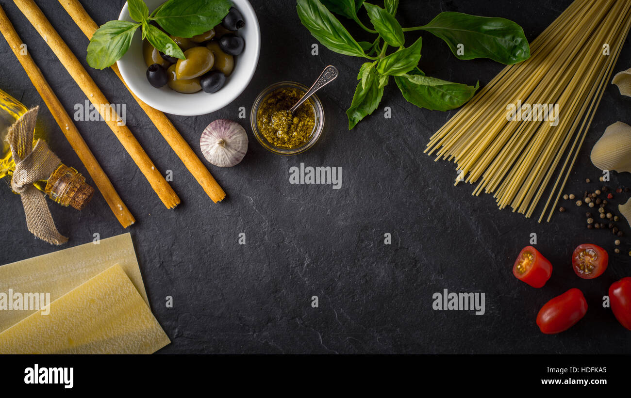 Satz der italienischen Küche auf der Großbildleinwand schwarz Steintisch Stockfoto