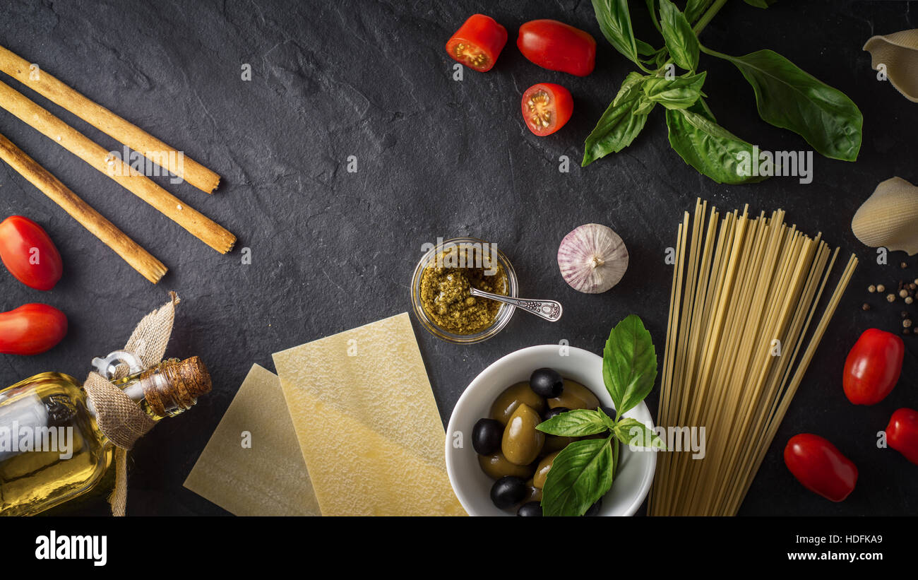 Satz der italienischen Küche auf dem schwarzen Stein Tisch Stockfoto