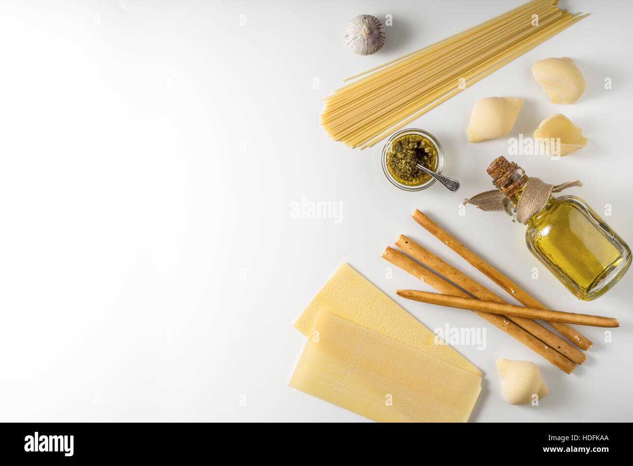 Italienisches Essen Mix auf weißem Hintergrund-Draufsicht Stockfoto