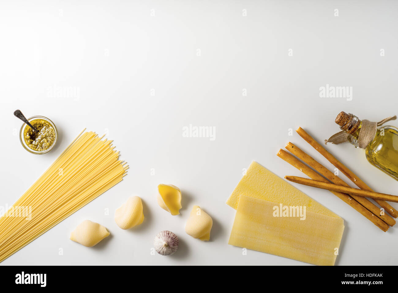 Italienisches Essen Stilleben auf weißem Hintergrund-Draufsicht Stockfoto