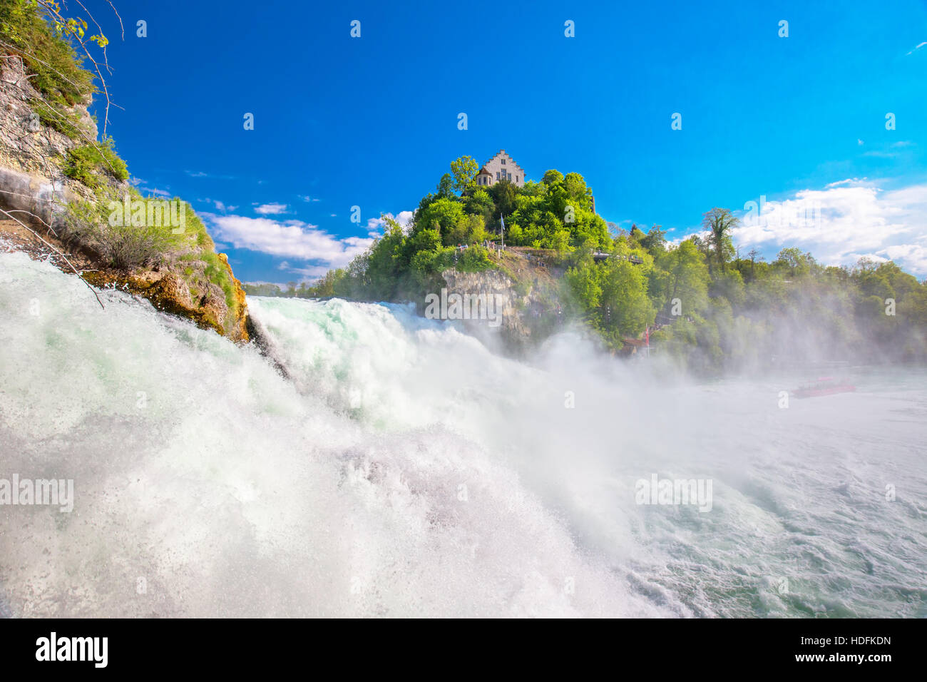 Rheinfall, den größten schlichten Wasserfall in Europa befindet sich in der Nähe von Schaffhausen in der Schweiz Stockfoto
