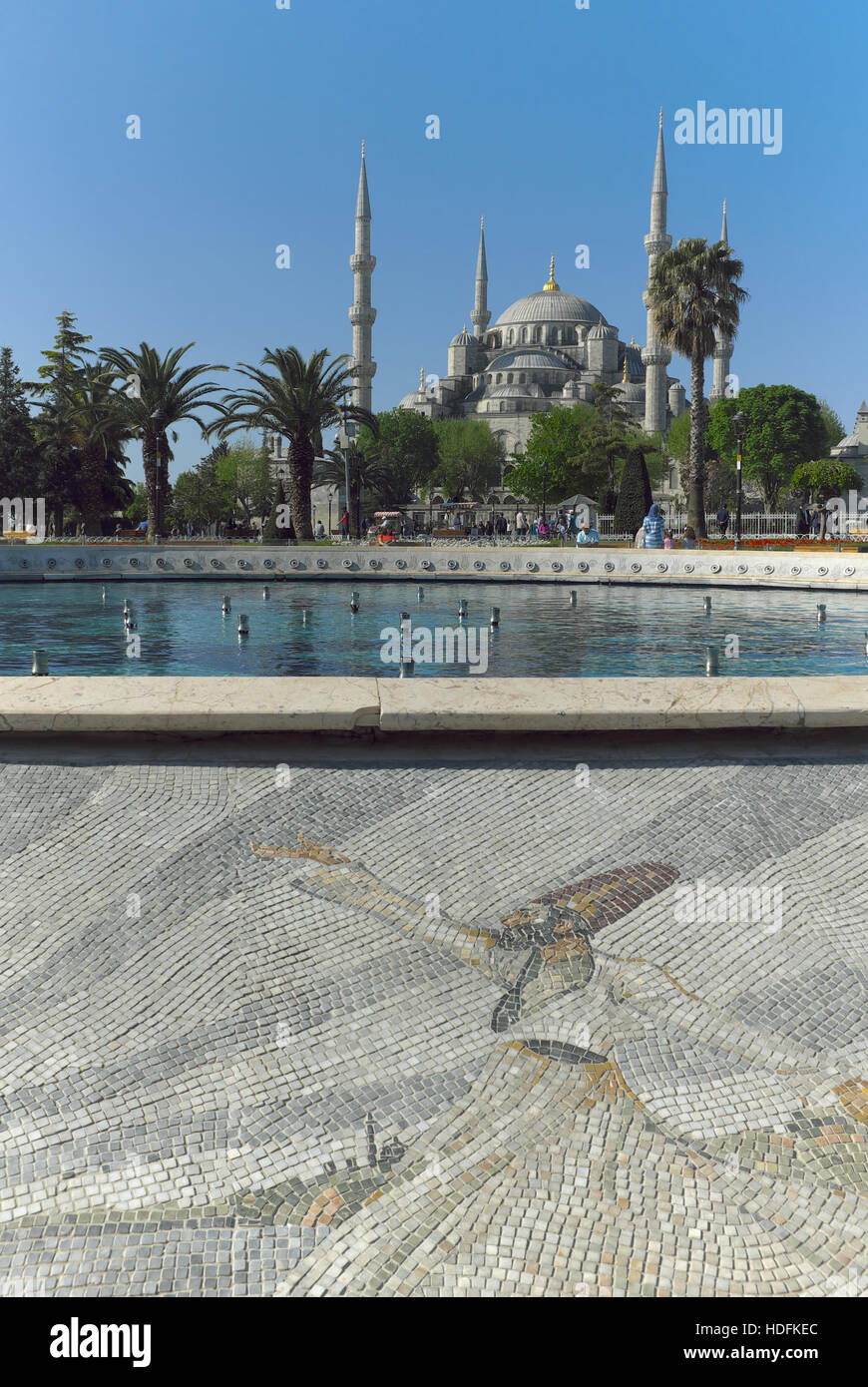 Istanbul, Türkei mit der Hagia Sophia im Hintergrund und einem Springbrunnen, der von einem Mosaik umgeben ist, das im Vordergrund nervt. Stockfoto