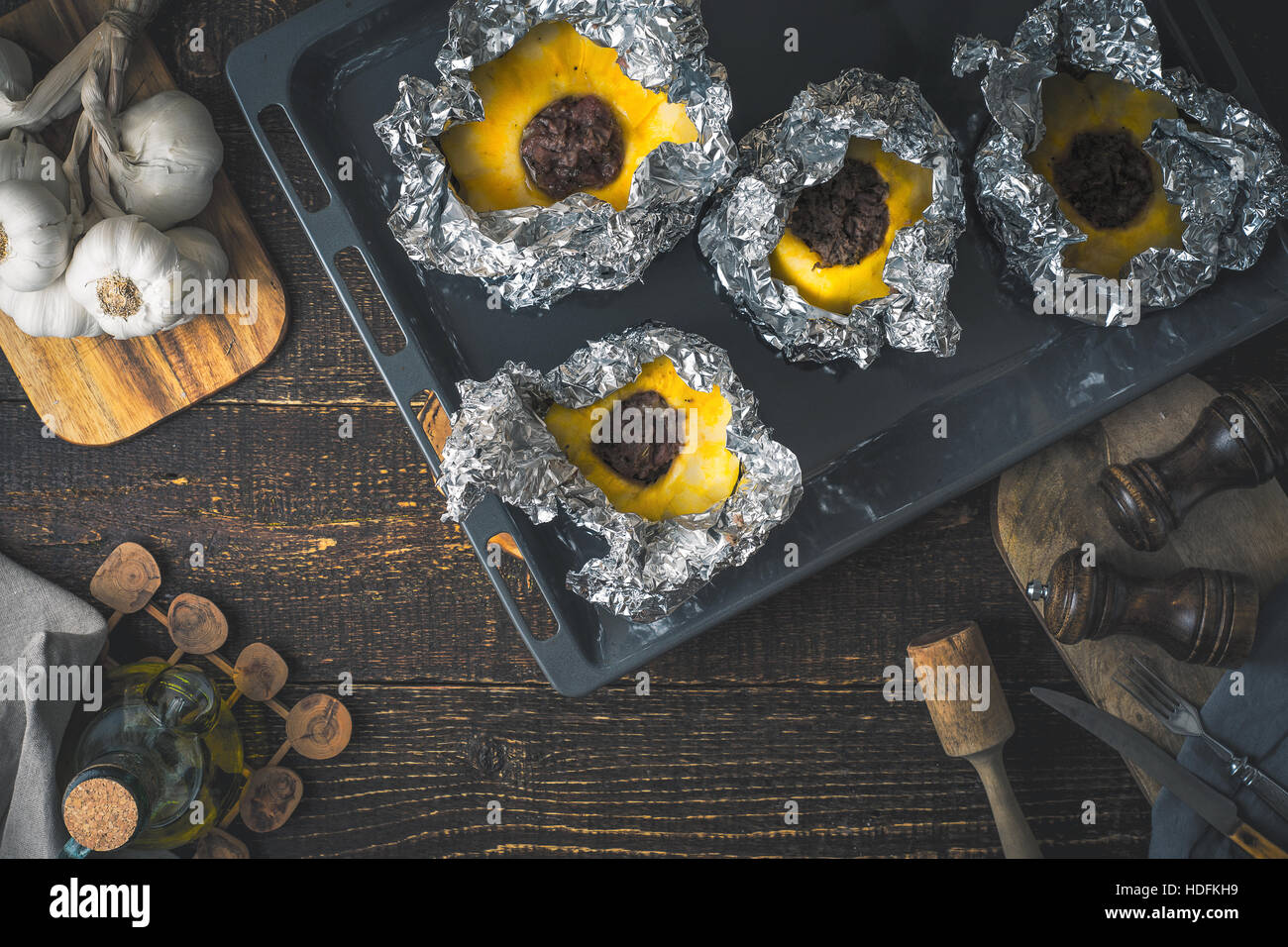 Gefüllte Pattypan auf die Trägerfolie auf dem Holztisch Stockfoto