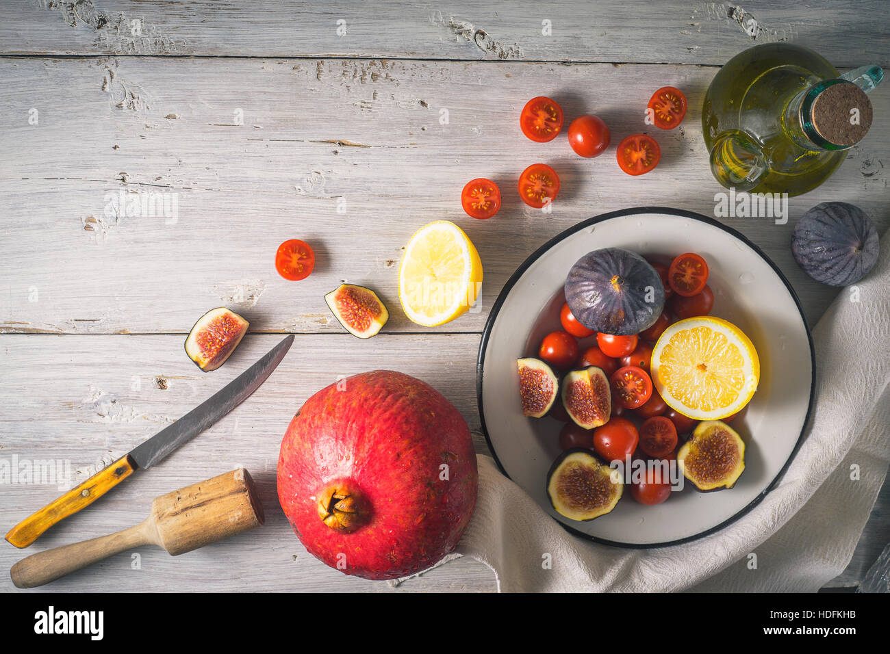 Zutaten für Obstsalat mit Tomaten auf den weißen Holztisch Stockfoto