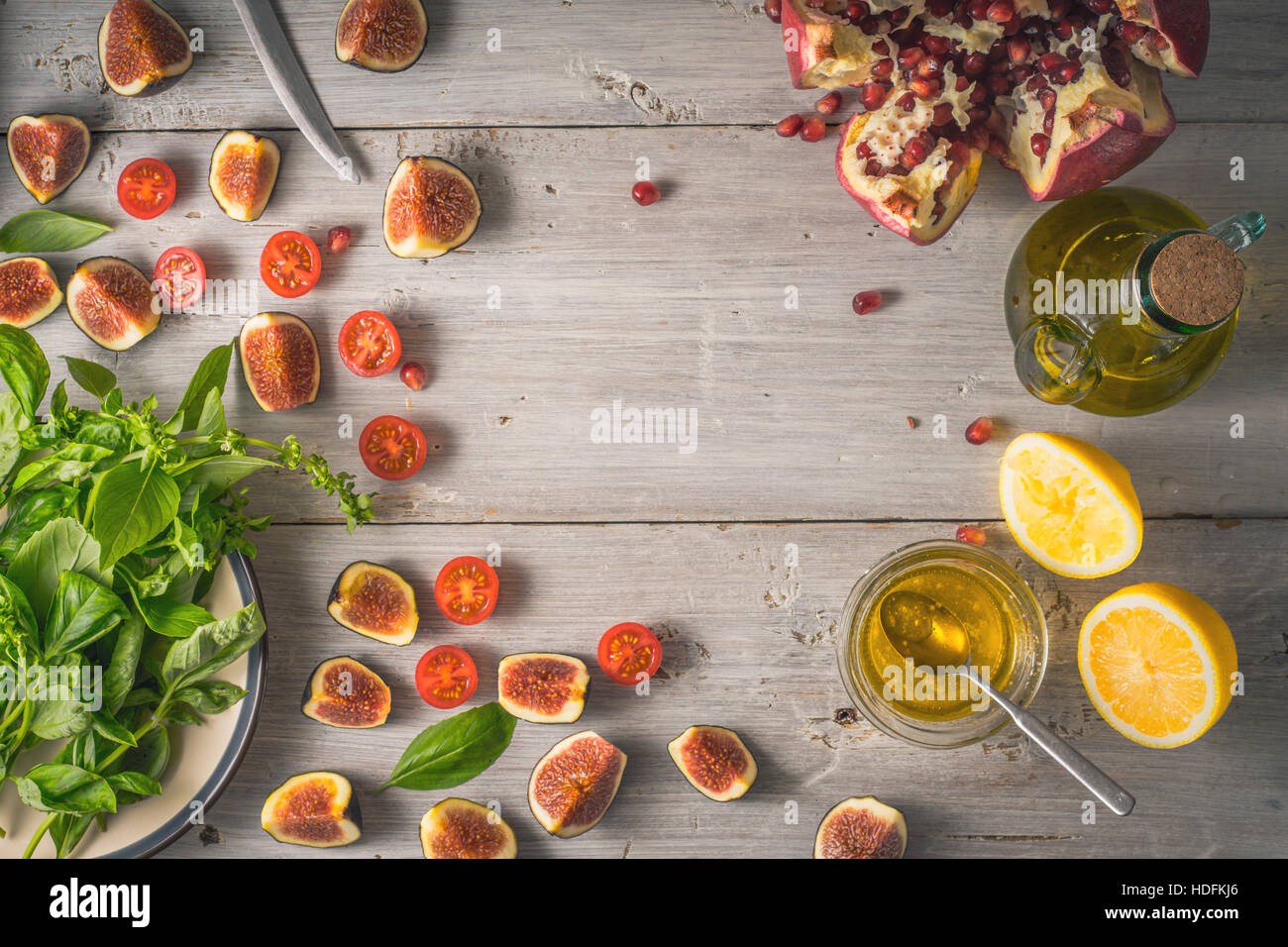 Zutat für Obstsalat mit Feigen in der weißen hölzernen Tischplatte-Ansicht Stockfoto