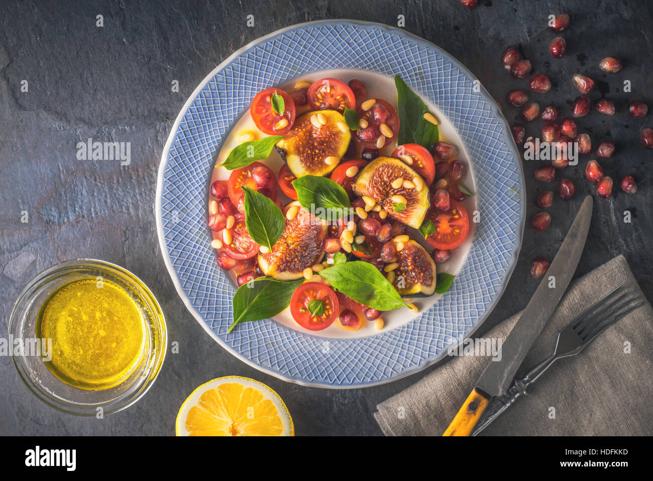 Obstsalat mit Feigen- und Kirschtomaten auf die Keramik-Platte auf den steinernen Tisch horizontal Stockfoto