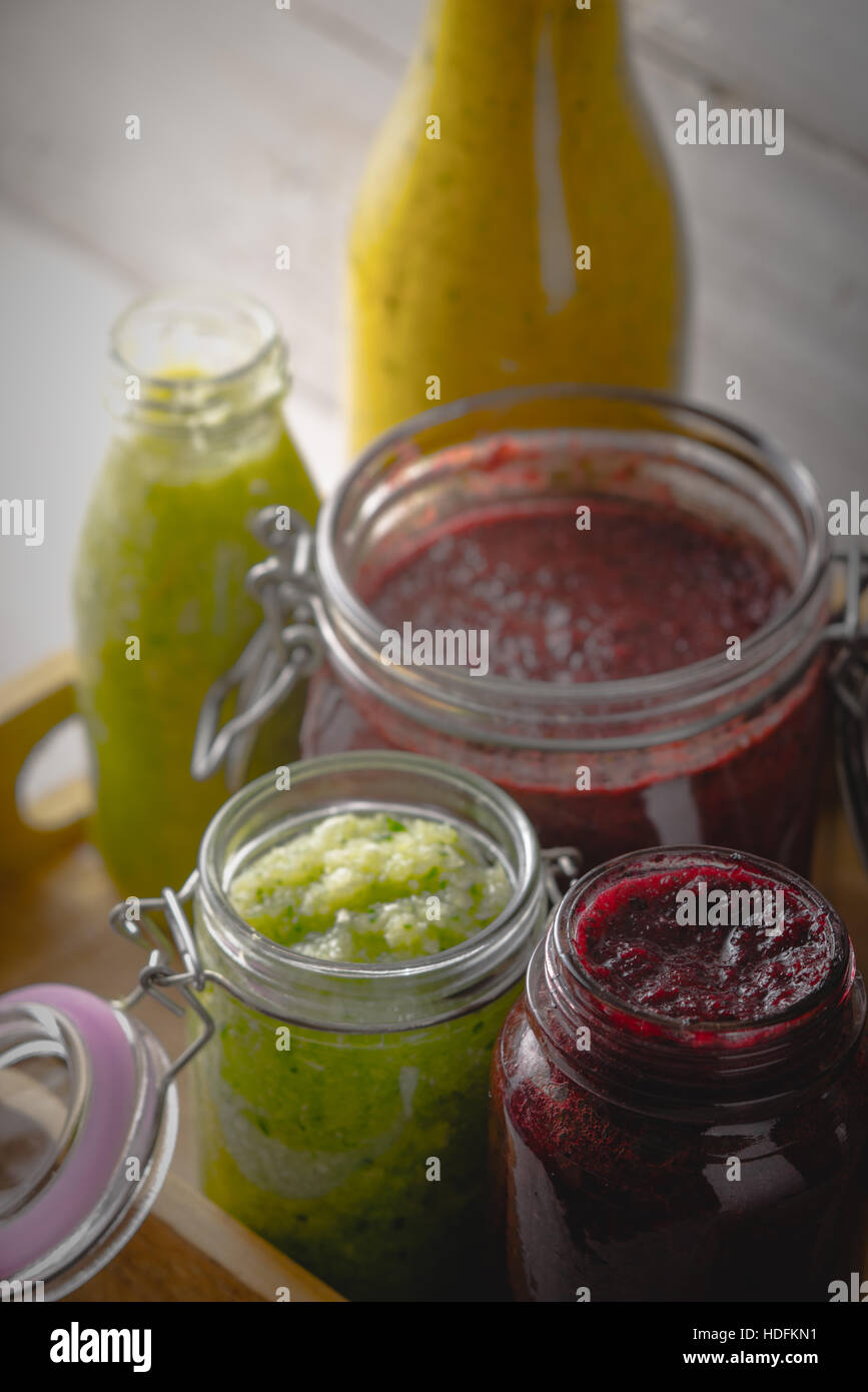 Gläser mit verschiedenen Smoothies in der Holzkiste Stockfoto