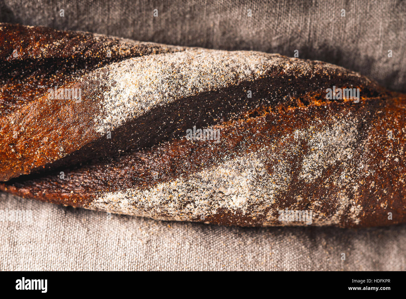 Baguette in der Draufsicht grau Serviette Stockfoto