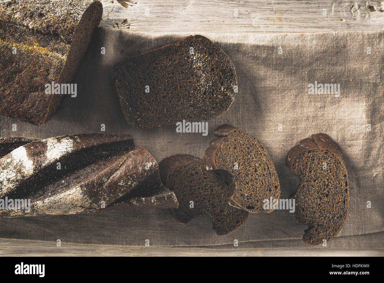 Schnittbrot auf der Serviette auf dem Holztisch horizontale Stockfoto